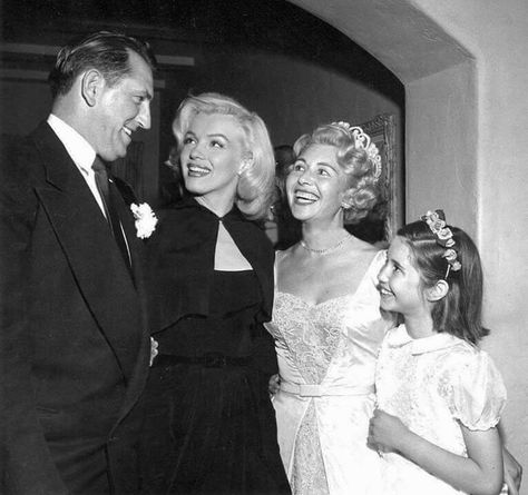 Marilyn Monroe attending the wedding of Sheila Graham in February 1953 Becoming An Actress, Marilyn Monroe Photos, You're Invited, Norma Jean, Norma Jeane, Blonde Bombshell, Pretty Photos, Social Events, Marilyn Monroe