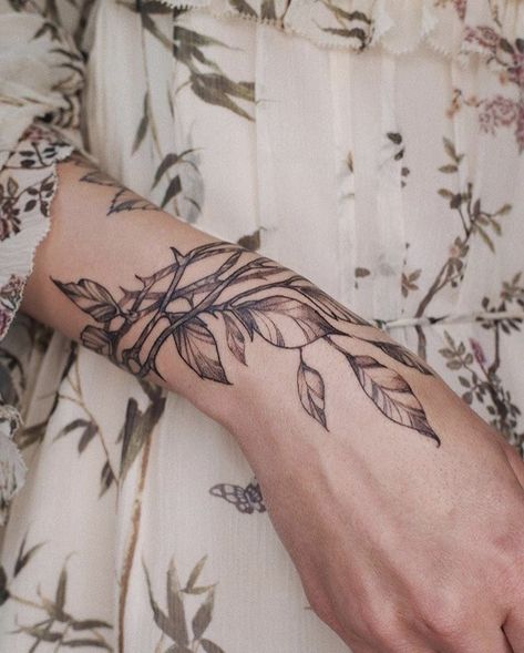 Hand Tattoo Flower, Arm Wrap Tattoo, Thorn Tattoo, Wrap Around Tattoo, Around Arm Tattoo, Cuff Tattoo, Tato Minimal, Wrap Tattoo, Handpoke Tattoo