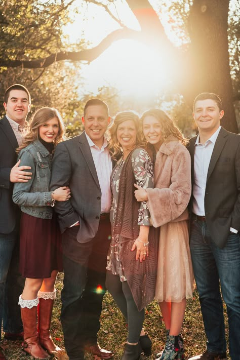 Family Picture Poses For 6 Adults, Family Pictures 10 People Photo Ideas, 6 Adults Family Photos, 7 Person Family Photoshoot, Family Of 7 Picture Poses Adults, 10 Person Family Pictures, Small Extended Family Photos, Family Of 6 Adults Picture Poses, 6 People Family Pictures