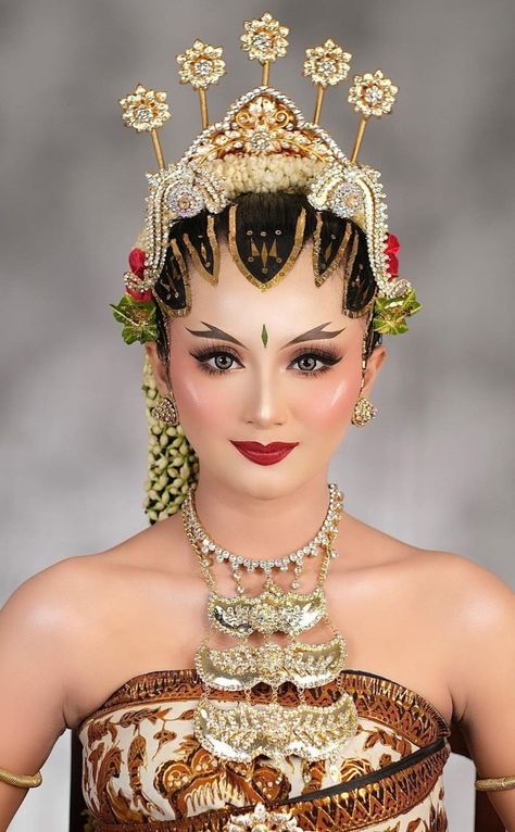 Make Up Pengantin Jawa, Jawa Pride, Paes Ageng, Headpiece Hijab, Adat Jawa, Indonesian Art, Pretty Wedding Dresses, Traditional Dance, Pretty Wedding