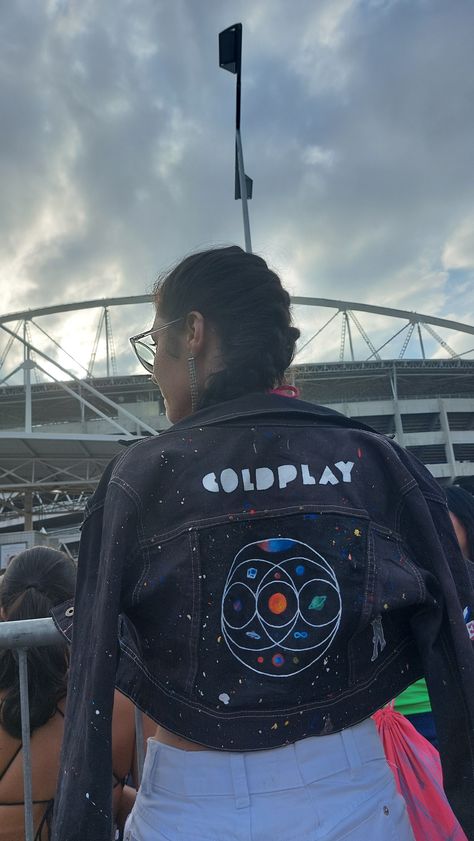 Coldplay Aesthetic Outfit, Coldplay Jacket Ideas, Cold Play Concert Outfit Ideas, Coldplay Denim Jacket, Coldplay Concert Outfit Ideas Women, Coldplay Outfit Ideas, Cold Play Concert Outfit, Coldplay Concert Outfit Ideas 2024, Coldplay Jacket