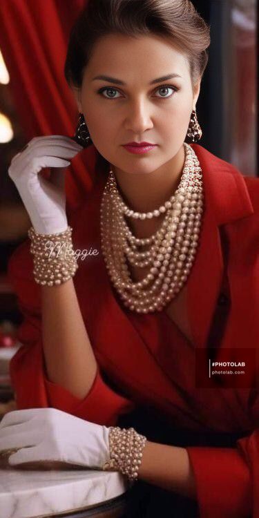 Mens Outdoor Fashion, Woman In Red, She's A Lady, Glamour Style, Classy Chic, Vintage Glamour, Beautiful Blouses, Chic Fashion, Coco Chanel