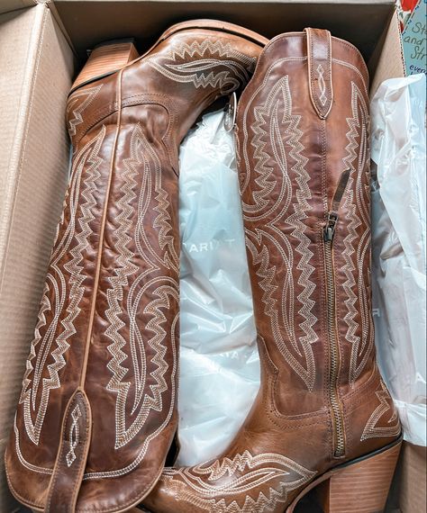 Knee High Cowgirl Boots Outfits, Trendy Cowgirl Boots, Long Cowboy Boots, Yeehaw Outfits, Outfits With Cowboy Boots, Country Girl Boots, Tan Cowboy Boots, Western Footwear, Tall Cowgirl Boots