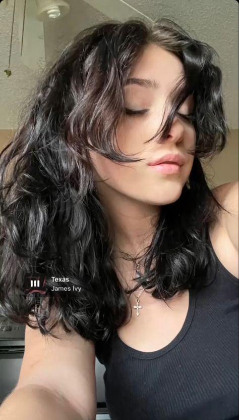 Black Wavy Hair, Black Hair Aesthetic, Natural Curly Hair Cuts, Wavy Haircuts, Natural Wavy Hair, Haircuts For Wavy Hair, Dye My Hair, Short Hair With Bangs, Curly Hair Cuts