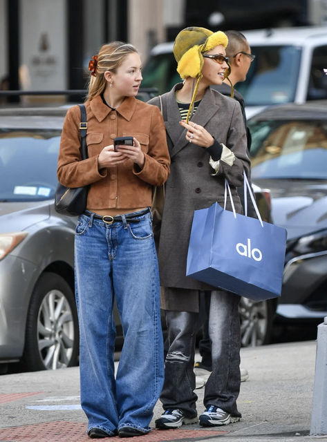 New York Trip Outfits Spring, Off Duty Model Style Street Fashion, Lila Moss Street Style, Curvy Street Style, Lila Grace Moss, Lila Grace, Iris Law, Lila Moss, Tan Suede Jacket