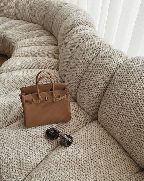 Brown Birkin Bag, Brown Birkin, Street Style Handbags, Luxury Wishlist, Statement Bags, Dior Book, Cream Aesthetic, Statement Bag, Luxury Bag