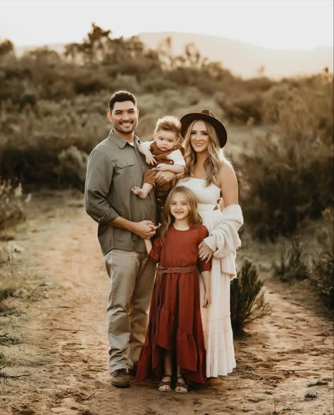 Family Photo Outfits Earth Tones, Western Theme Family Pictures, Desert Family Photos, Family Of 4 Picture Poses, Family Photography Outfits, Fall Minis, Fam Photos, Family Portrait Outfits, Family Photo Colors