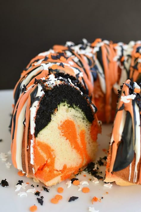 Orange And Black Desserts, Halloween Cake Recipes Easy, Chocolate Halloween Cake, Fall Festival Cake, Orange And Black Cake, Bundt Cake Decorating, Bundt Cake Decorating Ideas, Halloween Cakes Ideas, Halloween Bundt Cake