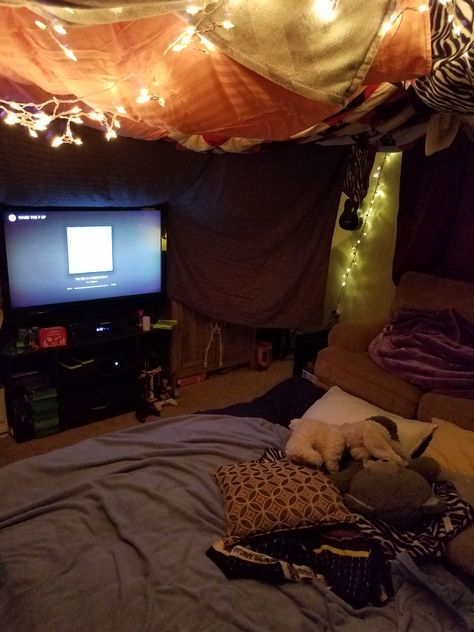 Cozy Fort Aesthetic, Cozy Pillow Fort, Pillow Fort Room, Blanket Fort Bedroom, Pillow Fort Aesthetic, Pillow Fort Ideas, Fort Ideas Indoor, Fort Room, Fort Party