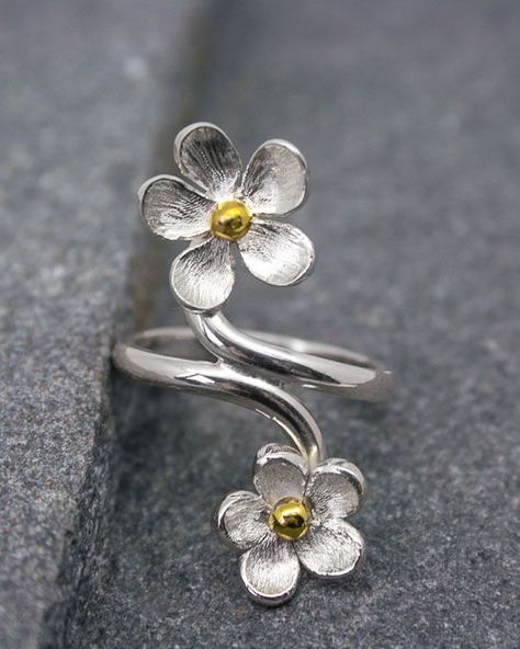 Silver Anklets Designs, Wire Jewelry Rings, Silver Jewelry Diy, Silver Flower Ring, Handmade Silver Jewellery, Crossover Ring, Silver Ring Designs, Silver Jewellery Indian, Daisy Ring