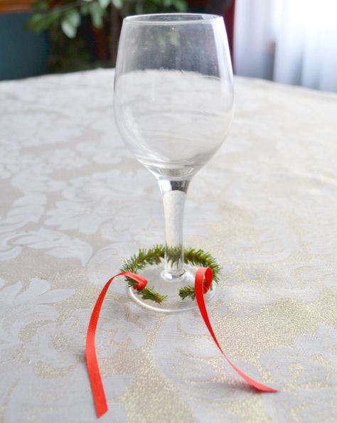 If you have boring wine glasses, this is the best thing you'll see today Glass Markers Diy, Wine Charms Diy, Diy Marker, Wine Glass Markers, Drink Marker, Easy Diy Wreaths, Mini Wreaths, Wine Glass Charms, Diy Wine