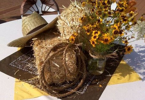 Antique Western Decor, Hay Bale Ideas, South Western Decor, Vintage Western Decor, Country Themed Parties, Birthday Dinner Invitation, Cowboy Theme Party, Baby Shower Pictures, Wild West Theme