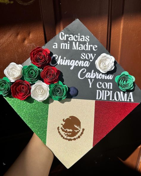 Mexican graduation cap 🇲🇽🎓 Graduation Mexican, Cap Decoration Graduation In Spanish, Grad Cap Ideas Mexican, Mexican Cap Decoration Graduation, Graduation Cap Designs Espanol, 1st Gen Graduation Cap Mexican, Mexican Graduation Cap, Graduation Cap Designs Mexican First Gen, Hispanic Graduation Cap Ideas