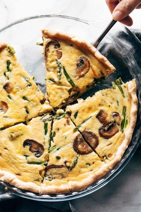 Springy Vegetable Quiche Recipe - Pinch of Yum Quiche Pie Crust, Quiche Breakfast, Vegetable Quiche Recipes, Brunch Quiche, Brunch Bake, Spring Mix Salad, Pinch Of Yum, Vegetable Quiche, Cheesy Eggs