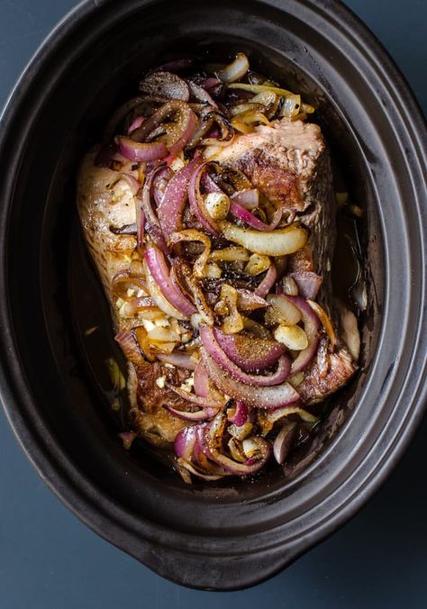 If you ask me about comfort food, I will answer promptly: slow-cooked brisket. This old-fashioned pot roast, cooked quietly in the slow cooker all day with just a handful of ingredients and a mess of caramelized onions, makes a rich broth and meat that melts in your mouth. Sunday dinner, weeknight supper — whenever you eat it, this is a classic dish both convenient and comforting. Slow Cooked Brisket, Slow Cooker Brisket, Crockpot Recipes Beef, Onion Recipes, Diet Vegetarian, Crock Pot Slow Cooker, Favorite Comfort Food, Slow Cooker Beef, Easy Slow Cooker