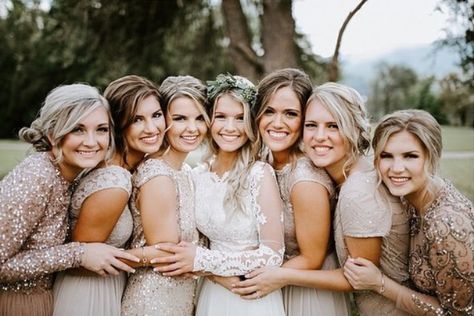 Wedding Poses For Family Group Photos, Natural Wedding Photo Ideas, Formal Wedding Pictures, Wedding Photos 2023, Cool Wedding Photos Bridesmaids, Outside Wedding Picture Ideas, Family Poses Wedding, Family Pictures At Wedding, Fun Wedding Poses For Bridal Party