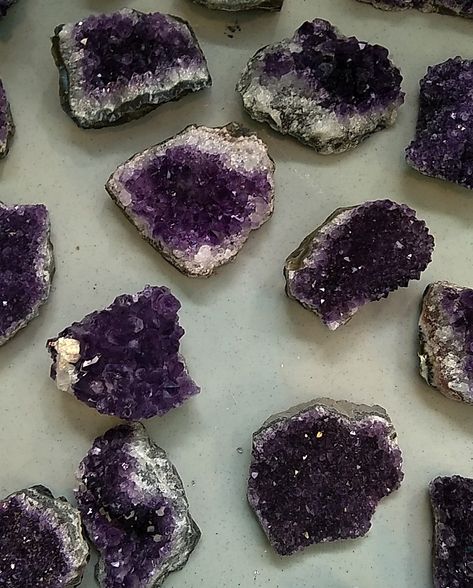 Amythest Crystals Aesthetic, Amethyst Crystal Aesthetic, Amythest Crystals, Amethyst Aesthetic, Dark Amethyst, Painting Reference, Crystal Aesthetic, Fotos Aesthetic, Raw Crystals