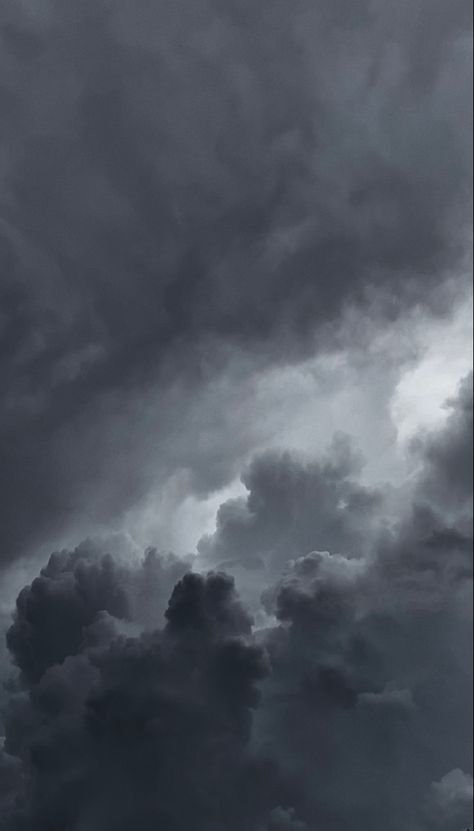 Gloomy Sky Wallpaper, About To Rain Sky, Dark Clouds Astethic, Dark Gloomy Aesthetic Wallpaper, Stormy Weather Aesthetic Wallpaper, Clouds Dark Aesthetic, Dark Sky With Clouds, Stormy Clouds Aesthetic, Asthetic Backround Dark