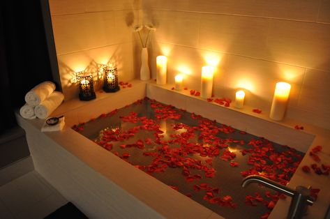 7DAYS OF LOVE: HOW TO KEEP IT CHEAP & MEMORABLE?? – Soul Mommas Romantic Bedroom Ideas For Valentines, Valentine's Day Hotel, Romantic Hotel Rooms, Valentines Bedroom, Romantic Room Surprise, Romantic Dinner Decoration, Romantic Bath, Romantic Bathrooms, Romantic Room Decoration