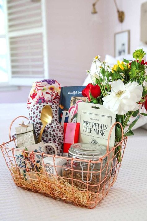 Granola Gift Basket, Homemade Protein Granola, Moscow Mule Gift Basket, Granola Gift, Diy Hostess Gifts, Protein Granola, Mothers Day Baskets, Boyfriend Gift Basket, Cute Mothers Day Gifts