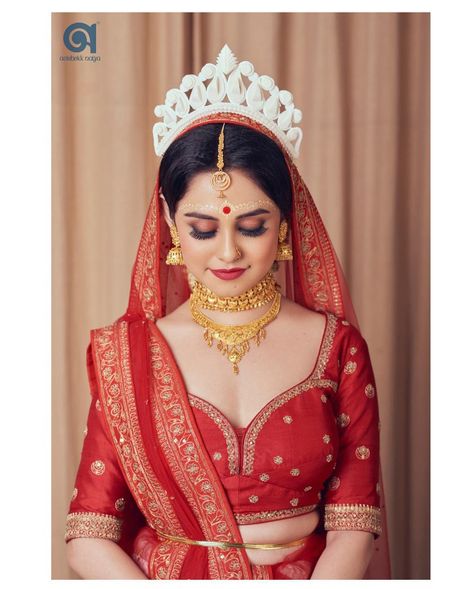 Bengali Bride Jewelry Gold, Bengali Bride Wedding Look, Bengali Bridal Blouse Designs, Bengali Bride Jewelry, Simple Bengali Bridal Look, Bengali Bride Traditional Look, Bengali Wedding Look, Bengali Bride Makeup, Bengali Marriage