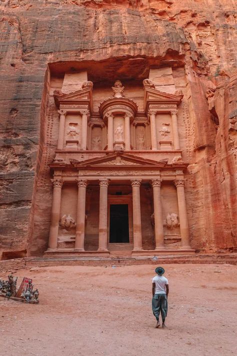 28 Breathtaking Wonders Of The World To See - Hand Luggage Only - Travel, Food & Photography Blog Petra Jordan Travel, Travel Jordan, Petra In Jordan, Petra Travel, City Of Petra, Travel Buddies, Jordan Travel, Petra Jordan, Hand Luggage