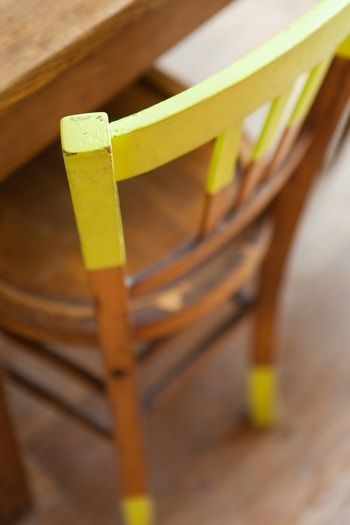 Peindre les barreaux d'une chaise : Comment relooker un meuble ? - Journal des Femmes Drum Chair, Painted Chair, Painted Chairs, Wishbone Chair, B & B, Wood Diy, Diy Furniture, Sweet Home, New Homes