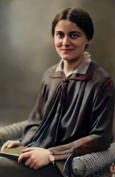 Saint Edith Stein, Female Saints Catholic, Therese Of Lisieux Pictures, Saint Therese Of Lisieux Art, St Edith Stein, St Therese Of The Child Jesus, Santa Bernadette, Saint Teresa Benedicta Of The Cross, What Is Healing