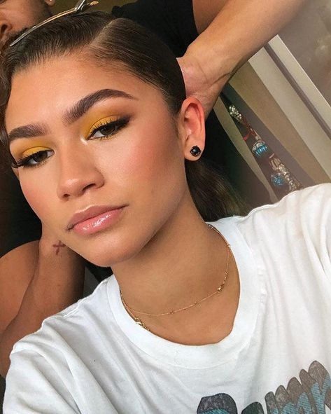 Zendaya Yellow, Zendaya Makeup, Rosa Make-up, Party Eye Makeup, Brunette Girls, Vibrant Makeup, Yellow Makeup, Yellow Eyeshadow, Cute Eyeshadow Looks