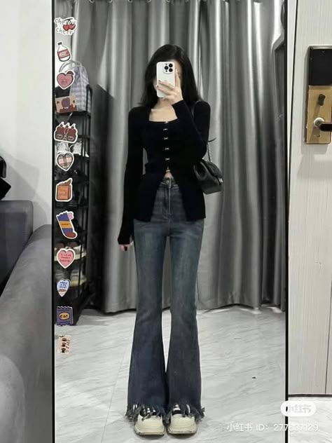 Aesthetic Black Outfits Korean, Korean Casual Outfits Winter, Wonyoungism Outfits, Flare Jean Outfit, Korean Outfit Street Styles, Concept Clothing, Causual Outfits, Beauty Clothes, 가을 패션