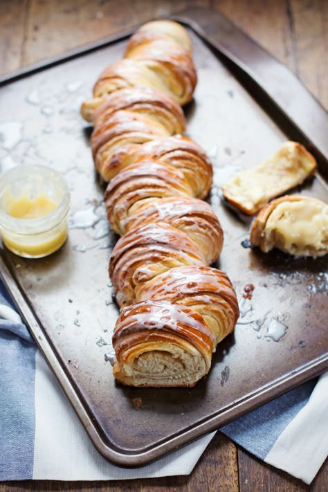 Homemade Cinnamon Roll Pull Apart Bread - so pretty and totally irresistible. | pinchofyum.com Cinnamon Roll Pull Apart Bread, Christmas Bread Recipes, Homemade Cinnamon Roll, Bread Pull Apart Recipes, Pinch Of Yum, Pane Dolce, Christmas Bread, Braided Bread, Pull Apart Bread