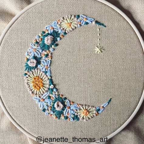 #handmade #embroidery #floralmoon by @jeanette_thomas_art.   Check out more at: http://www.sites.google.com/view/jeanettethomasart  #embroiderypatterns #embroideryart #embroiderydesigns #handembroidery #embroideryhoop #moon #flowers #diy Moon And Flower Embroidery, Moon Flower Embroidery, Etsy Embroidery Patterns, Embroider Moon, Moon Embroidery Pattern, Artsy Embroidery, Moon Embroidery Design, Embroidered Moon, Free Hand Embroidery