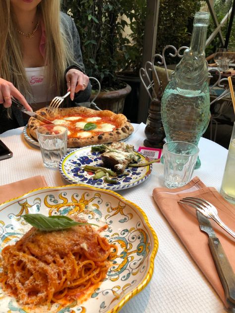 Pasta / pizza italian colourful dishes funky restaurant london outside spaghetti best friend Italy Pasta Restaurant, Italy Food Aethstetic, Italy With Friends, Funky Restaurant, Pasta In Italy, Italy Dinner, Pasta Italy, Italy Pasta, Pasta Restaurants