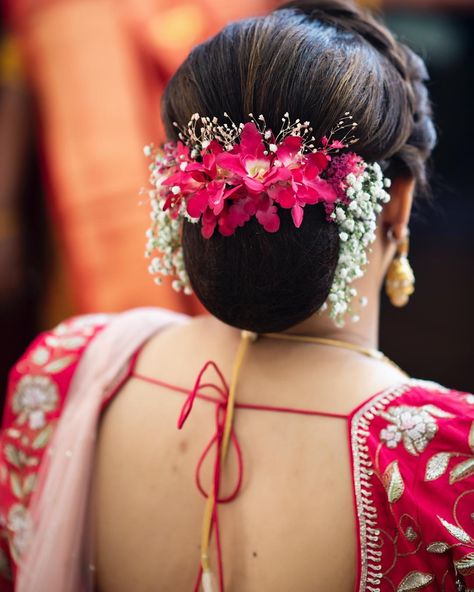 Top 15 Floral Bun Hairstyles for Brides this Wedding Season - K4 Fashion Real Flower Bun Hairstyle, Real Flower Bun For Bride, Bridal Bun Hairstyles, Flower Gajra, Floral Bun, Hairstyles For Indian Wedding, Bridal Hair Decorations, Bridal Hairstyle Indian, Hairstyle Indian Wedding