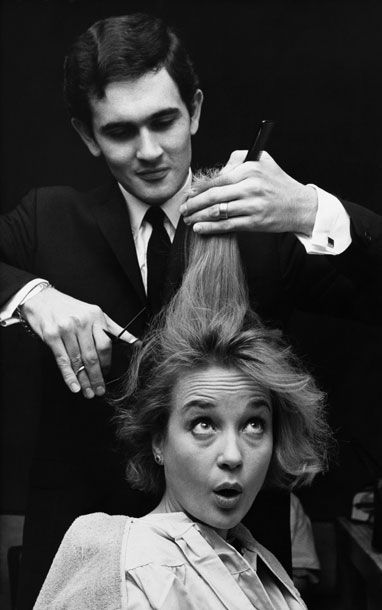 Vidal Sassoon: A History in Haircuts - The Cut 1965 Actress Sylvia Syms gets a haircut. Vidal Sassoon Haircut, 1950’s Hair, Sylvia Syms, In Haircuts, Vintage Beauty Salon, Vidal Sassoon, English Actresses, Celebrity Beauty, One Hair