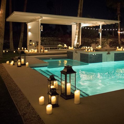 Poolside candle light Backyard Lighting With Pool, Lanterns In Pool, Candles Around Pool, Pool Decoration Wedding, Pool Side Decorating Ideas Backyard, Pool Decorations For Party Night, Lanterns Around Pool, Wedding Pool Decorations, Chic Outdoor Party