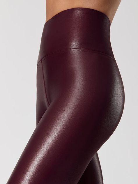 Wine Leggings, Leather Leggings Fashion, Leather Leggings Outfit, Hot Clothes, Tight Leather Pants, 2000s Fashion Trends, Wet Look Leggings, Sports Wear Women, Shiny Pants