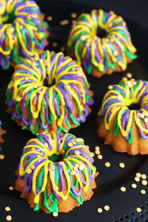 Easy Mini King Cakes, Mardi Gras Bundt King Cake, Marci Gras Foods, King Cake Bundt Cake, Mardi Gras Baked Goods, Mini King Cake Recipe, King Cake Desserts, Mardi Gras Cupcakes Ideas, Mardi Gras Cheesecake