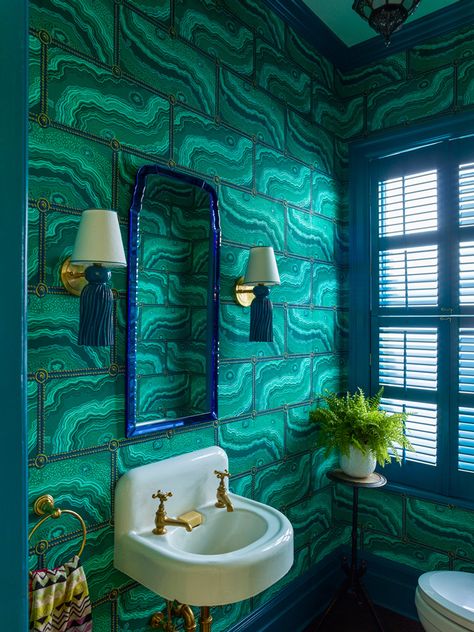 Jewel Tone Bathroom, Jewel Tones Interior Design, Jewel Tone Living Room, Green Glamour, Jewel Tone Decor, Beautiful Powder Rooms, Wallpaper Powder Room, Renovation Ideas, Green And Blue