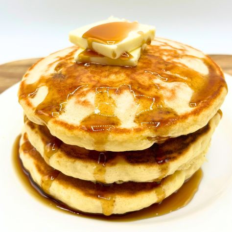 Skip the flat, tasteless pancakes from a box mix, instead follow these 6 tips for fluffier pancakes that the whole family will love. How To Improve Box Pancakes, Boxed Pancake Mix Hack, Box Pancakes Better, Fluffy Pancakes From Box Mix Recipe, Box Pancake Mix Hack, Boxed Pancake Mix Better, Homemade Crepes Recipe, Chocolate Balloon, Breakfast Sandwiches Frozen