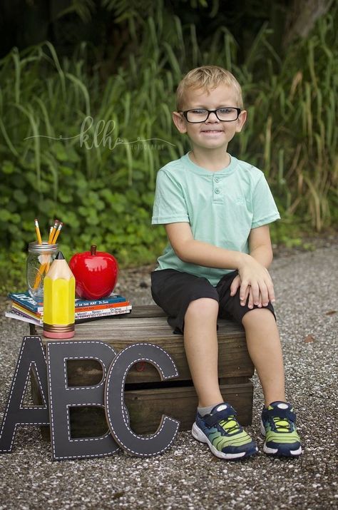 Back To School Outdoor Photography, Daycare School Pictures, 1st Day Of School Photoshoot, Simple Back To School Photoshoot, Elementary School Pictures, First Grade Picture Ideas, Preschool Back To School Picture Ideas, First Day Of School Photography, Photo School Ideas