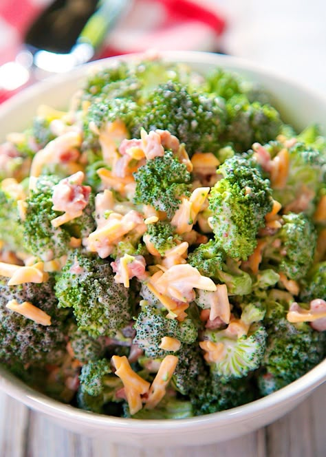 "Cracked Out" Broccoli Salad - fresh broccoli florets tossed with Cheddar, Bacon and Ranch - even broccoli haters love this quick side dish! Great for summer potlucks. Can make ahead and refrigerate until ready to serve. Vegetarian Bacon, Cracked Out, Salad Kale, Broccoli Salad Bacon, Summer Potluck, Ranch Salad, Quick Side Dishes, Broccoli Salad Recipe, Plain Chicken