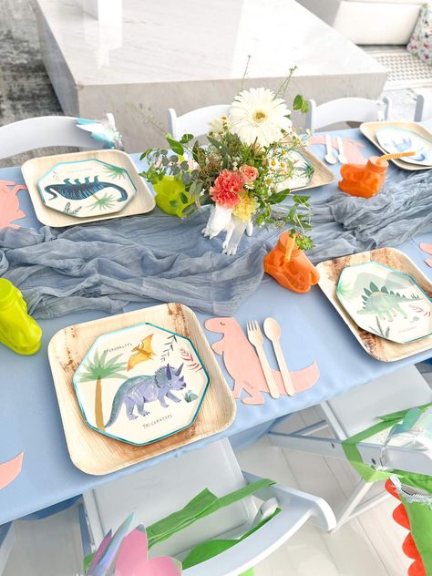 Sonia’s three-Rex | CatchMyParty.com Dinosaur Tea Party, Birthday Dinosaur Theme, Dino Bebe, Dinosaur Table, Dinosaur Theme Birthday, Fifth Birthday Party, Flower Wall Rental, Jurassic Park Party, Dinosaur Party Ideas