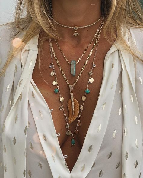 70s Hippie Jewelry, Boho Necklace Layering, Looks Hippie, Layered Necklaces Boho, Collar Hippie, Boho Style Accessories, Boho Rocker, Look Boho Chic, Neck Pieces Jewelry