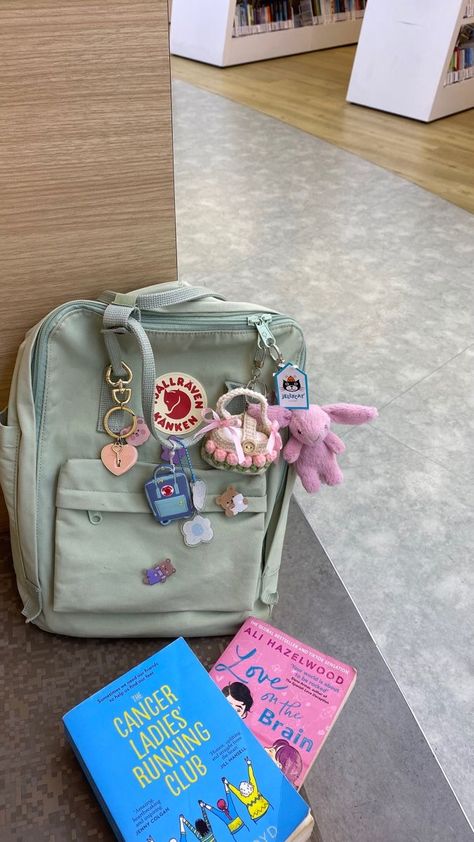 Kanken Backpack Decoration, Backpack Assessories, Kanken Bag Aesthetic, Fjallraven Kanken Aesthetic, Kanken Backpack Aesthetic, Mochila Kpop, Everyday Bag Essentials, Stylish School Bags, School Bag Essentials