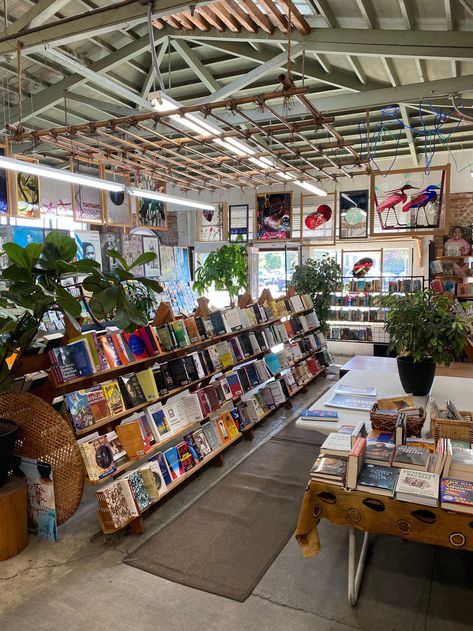 Bookstore Setup, Owning A Bookstore Aesthetic, Cool Bookstores, Boho Bookstore, Owning A Bookstore, Bookstore Organization, Dreamy Bookstore, Bookstore Layout, Book Shop Design