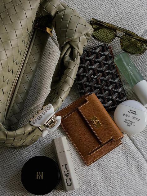 Inside My Bag, Purse Essentials, Handbag Essentials, What In My Bag, Bags Aesthetic, Mode Inspo, Essential Bag, Womens Purses, Looks Style