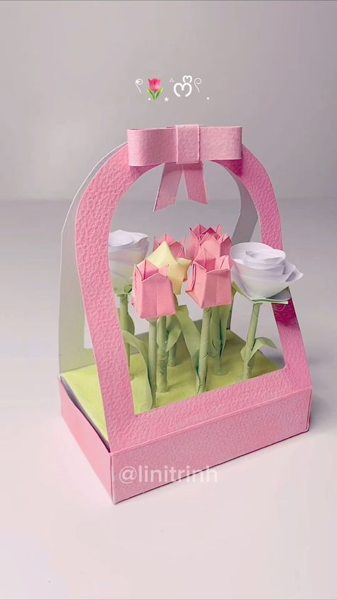 DIY Paper Flower Making Paper Template Craft, Creative Ideas For Cards, Mother Gift Ideas Diy, Cute Box Decorating Ideas, Things To Make For A Birthday Present, Cute Paper Bouquet, Gift Flowers Ideas, Crafts Cute Paper, Diy Flower Gift Ideas