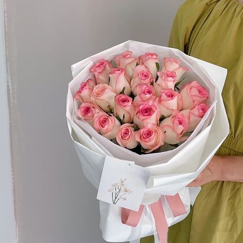 Welcome to our FB group for flower wrapping tutorials everyday! 😘😘😘 Send direct message to us for invitation! All packaging can be find in our website: www.bbj-wraps.com Explore it if you like it! Wholesale order will get exclusive discount~ ❤️ Welcome Back Flowers Bouquet, Valentines Gift Box, Flower Wrapping, Flower Gift Ideas, Boquette Flowers, Flower Business, Flower Shower, How To Wrap Flowers, Beautiful Bouquet Of Flowers