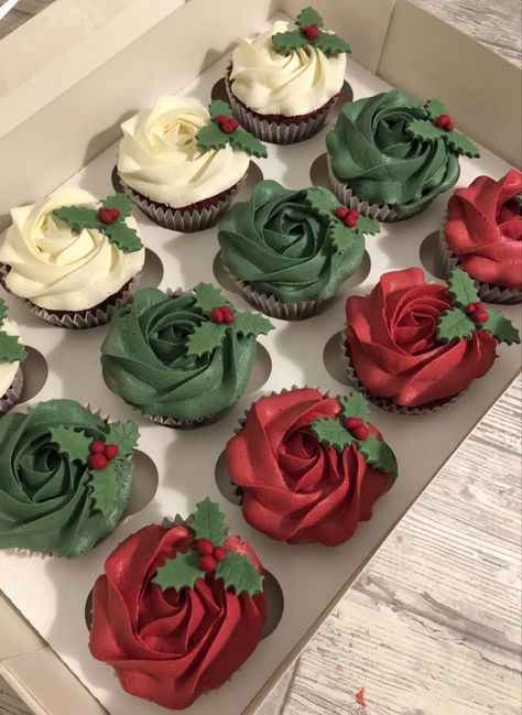 Christmas Desert Decorations, Christmas Cupcake Display Ideas, Christmas Theme Cupcakes Decorating Ideas, Winter Decorated Cupcakes, Aesthetic Christmas Cupcakes, Holiday Themed Cupcakes, Xmas Cupcakes Decoration, Christmas Cupcakes Aesthetic, Christmas Theme Cupcakes